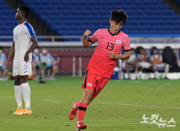 28일 오후 일본 요코하마 국립경기장에서 열린 2020 도쿄올림픽 남자축구 조별리그 B조 3차전 대한민국 vs 온두라스 후반 경기에서 팀의 다섯번째 골을 성공시킨 김진야가 환호하고 있다.