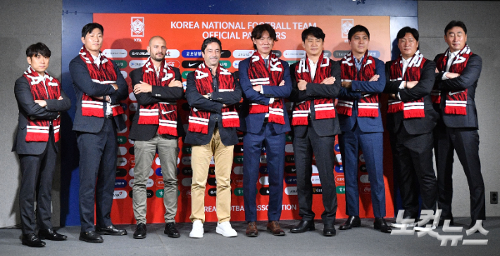 홍명보 대한민국 축구 국가대표팀 감독과 코칭스태프들이 26일 오전 서울 종로구 축구회관에서 열린 2026 북중미 월드컵 아시아지역 3차 예선 대표팀 소집 명단 발표 기자회견에서 기념촬영을 하고 있다. 왼쪽부터 이재홍 피지컬 코치, 정현규 피지컬 코치, 티아고 마이아 분석 코치, 주앙 아로소 수석 코치, 홍명보 감독, 박건하 코치, 김동진 코치, 김진규 코치, 양영민 골키퍼 코치. 류영주 기자