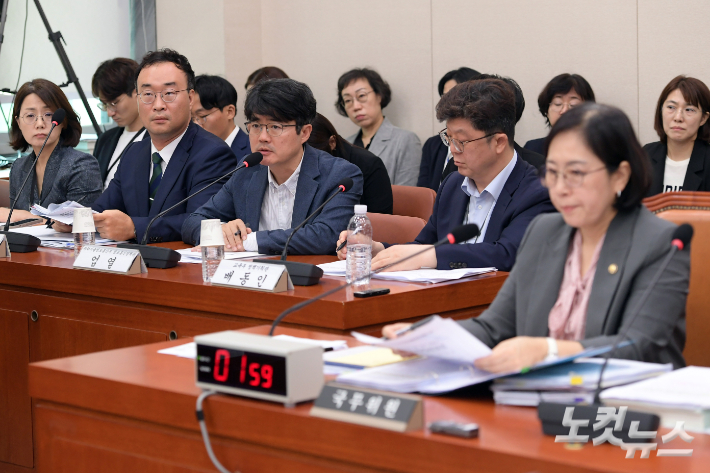 엄열 과학기술정보통신부 정보통신정책관(왼쪽 세번째)이 4일 서울 여의도 국회 여성가족위원회 전체회의에서 '딥페이크 성범죄' 대응과 관련 의원 질의에 답변을 하고 있다. 윤창원 기자