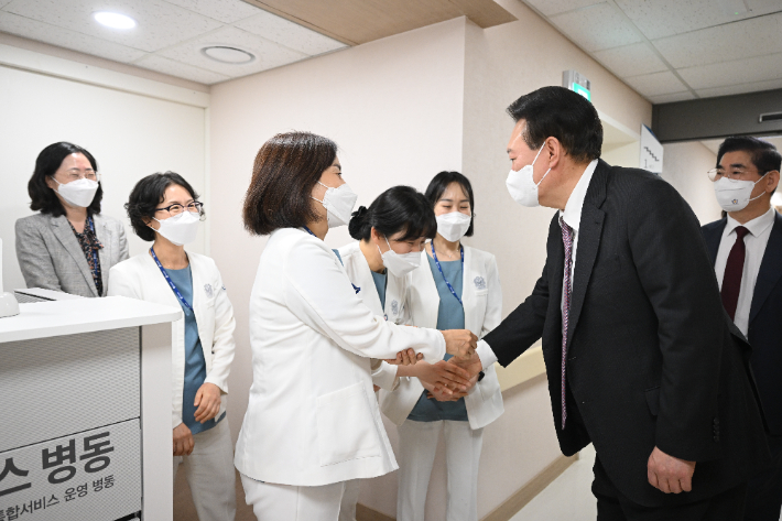 윤석열 대통령이 4일 오후 경기도 한 권역응급의료센터를 찾아 응급 의료 현장에 대한 설명을 듣고 있다. 연합뉴스