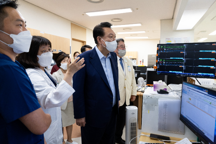 윤석열 대통령이 4일 경기도 한 권역응급의료센터를 찾아 응급 의료 현장에 대한 설명을 듣고 있다. 연합뉴스