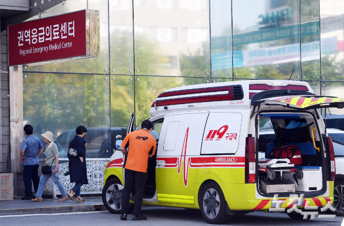 전국 곳곳에서 응급실 진료 중단이 현실화되고 있는 가운데 4일 서울 시내 한 대형병원 권역응급의료센터 앞으로 119 구급대원이 지나가고 있다. 정부는 이날부터 강원대병원과 이대목동병원, 세종충남병원에 군의관을 추가 배치하기로 했다. 황진환 기자