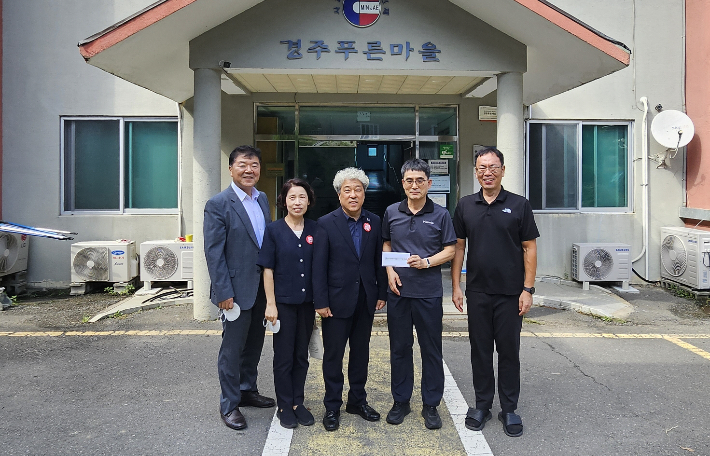 경주시 김기호 시민복지국장(중간)이 경주푸른마을을 방문해 위문품을 전달하고 있다. 경주시 제공