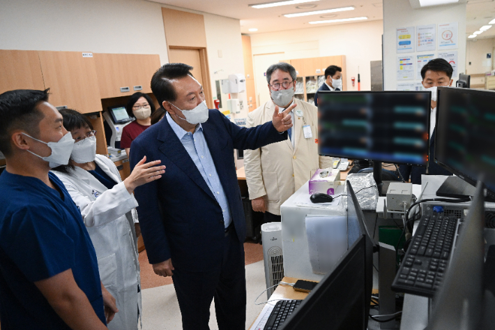 윤석열 대통령이 4일 경기도 의정부시 권역응급의료센터인 가톨릭대 의정부성모병원을 찾아 응급 의료 현장을 둘러보고 있다. 대통령실 제공