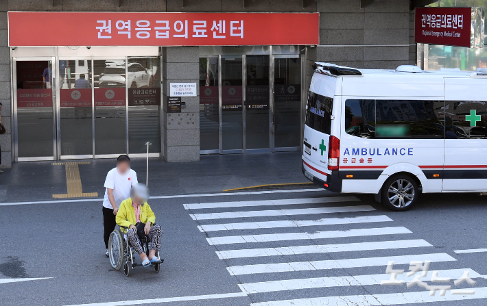 전국 곳곳에서 응급실 진료 중단이 현실화되고 있는 가운데 4일 서울 시내 한 대형병원 권역응급의료센터 앞으로 환자와 보호자가 지나가고 있다. 정부는 이날부터 강원대병원과 이대목동병원, 세종충남병원에 군의관을 추가 배치하기로 했다. 황진환 기자