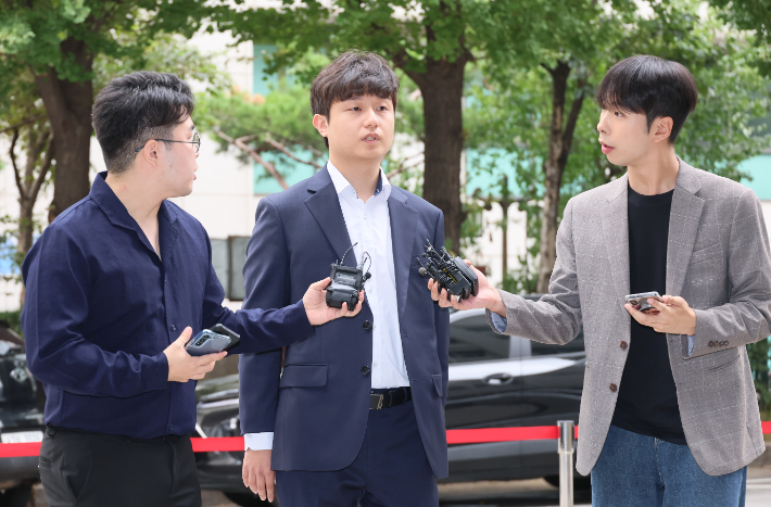 박재일 서울대학교병원 전공의 대표가 참고인 조사를 위해 5일 서울 마포구 서울경찰청 공공범죄수사대로 출석하며 취재진 질문에 답하고 있다. 연합뉴스