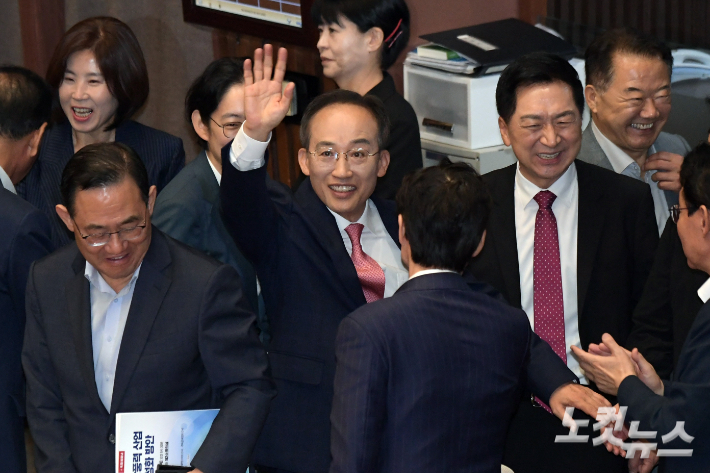 국민의힘 추경호 원내대표가 5일 서울 여의도 국회에서 열린 제418회국회(정기회) 제3차 본회의에서 교섭단체대표연설을 마치고 방청석을 향해 손을 들어 인사를 하고 있다. 윤창원 기자