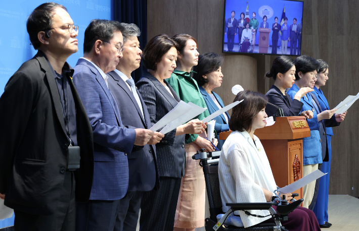 더불어민주당 국회 보건복지위원회 소속 의원들이 5일 오전 국회 소통관에서 정부의 연금개혁안과 관련해 기자회견을 하고 있다. 연합뉴스