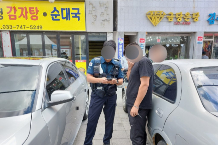 강원경찰청 기동순찰대는 카자흐스탄 국적 A(31)씨와 같은 국적의 B(25)씨를 출입국관리법 위반 혐의로 검거했다고 5일 밝혔다. 강원경찰청 제공