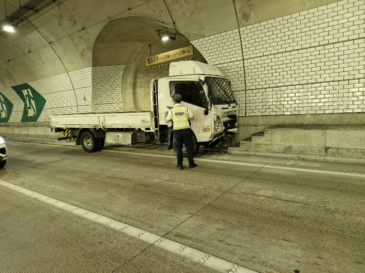 부산 윤산터널에서 5중 추돌 사고가 발생해 6명이 경상을 입었다. 부산경찰청 제공