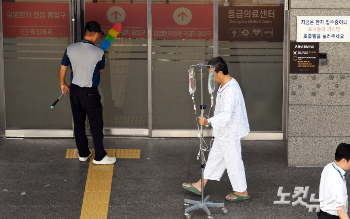 전국 곳곳에서 응급실 진료 중단이 현실화되고 있는 가운데 4일 서울 시내 한 대형병원 권역응급의료센터 앞으로 환자가 지나가고 있다. 정부는 이날부터 강원대병원과 이대목동병원, 세종충남병원에 군의관을 추가 배치하기로 했다. 황진환 기자