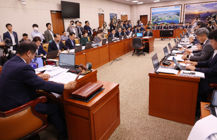 지난달 21일 국회 국토교통위원회 맹성규 위원장이 국회에서 열린 전체회의에서 의사봉을 두드리고 있다. 연합뉴스