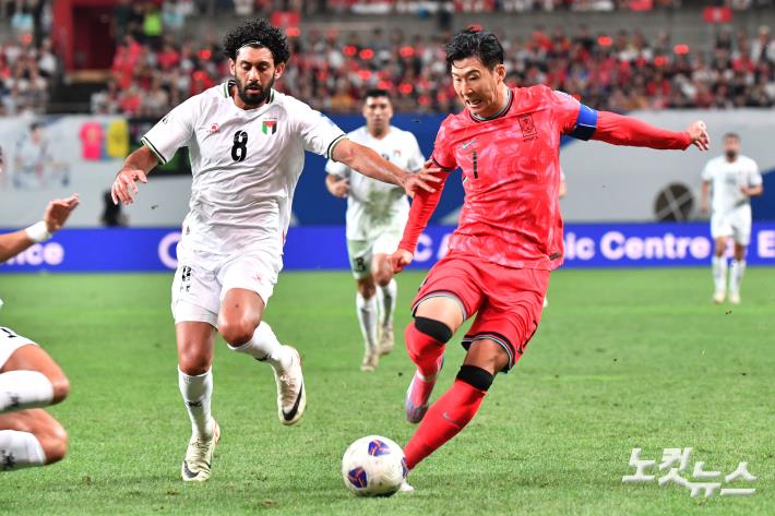 돌파 시도하는 손흥민