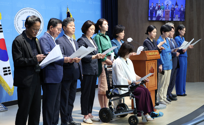 더불어민주당 국회 보건복지위원회 소속 의원들이 5일 오전 국회 소통관에서 정부의 연금개혁안과 관련해 기자회견을 하고 있다. 연합뉴스