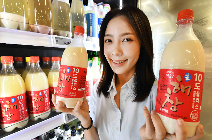 홈플러스에서 단독 판매하는 '해창 10도 플러스' 막걸리를 홍보하고 있다. 홈플러스 제공