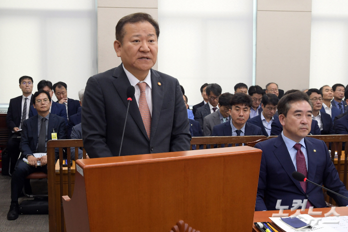 이상민 행정안전부장관이 11일 서울 여의도 국회에서 열린 행정안전위원회 전체회의에 참석해 업무보고를 하고 있다. 윤창원 기자