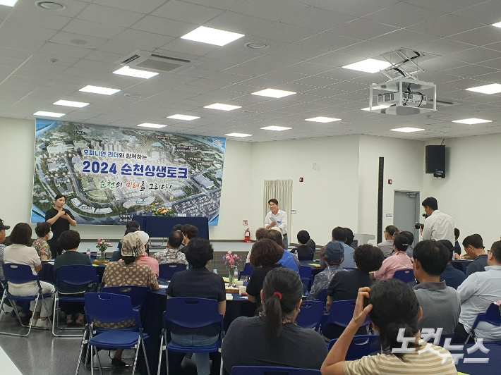 노관규 시장이 쓰레기 소각장 설계도가 배경인 상생토크 무대에서 발언하고 있다. 고영호 기자