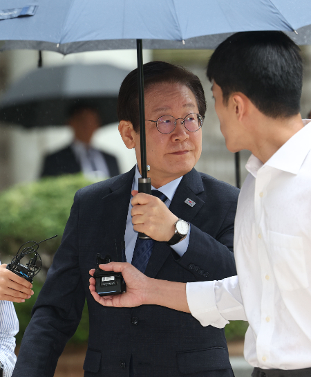 더불어민주당 이재명 대표가 6일 오전 서초구 서울중앙지방법원에서 열리는 공직선거법 위반 1심 속행 공판에 출석하기 위해 법정으로 향하며 지지자들을 바라보고 있다. 연합뉴스