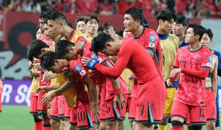 관중들에게 인사하는 축구 대표팀. 연합뉴스