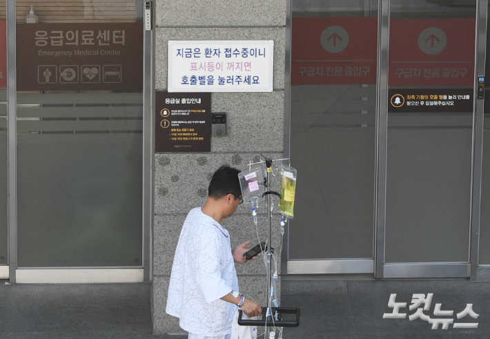 4일 서울 시내 한 대형병원 권역응급의료센터 앞으로 환자가 지나가고 있다. 황진환 기자