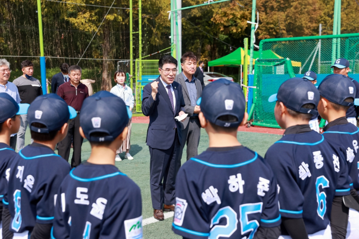 지난 2022년 열린 '계룡시장기 전국리틀야구대회' 개회식에 참석한 이응우 계룡시장이 출전 선수들을 격려하고 있다. 충남 계룡시 제공