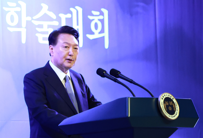 윤석열 대통령이 6일 서울 중구 더 플라자호텔에서 열린 한국법학교수회 창립 60주년 기념식 및 학술대회에 참석해 축사를 하고 있다. 연합뉴스