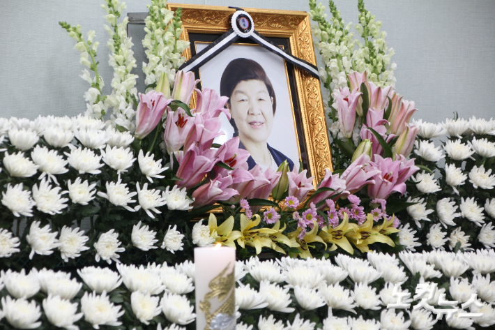 지난해 12월 9일 울산광역시교육청 외솔회의실에 마련된 고(故) 노옥희 울산교육감 시민 분향소에 설치된 영정사진. 반웅규 기자