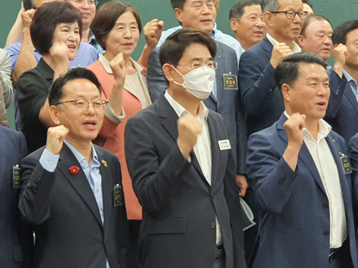 좌측부터 김문수 국회의원, 노관규 순천시장, 최남휴 순천농협 조합장. 고영호 기자 