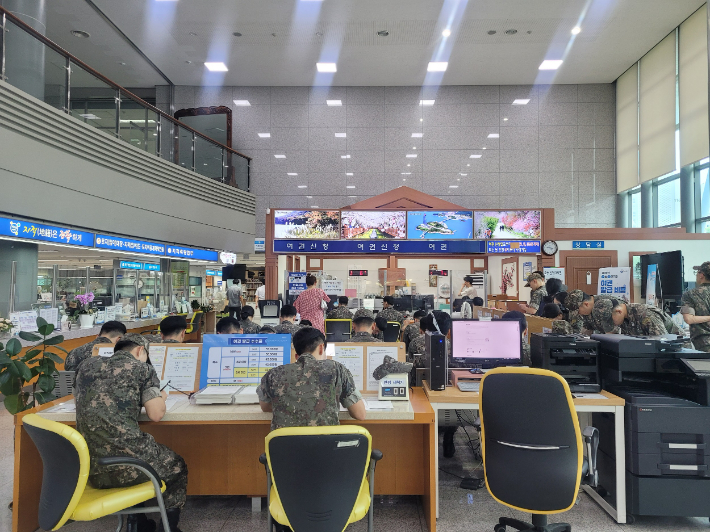 관용여권 발급을 위해 대기 중인 해군 장병들. 진해구 제공