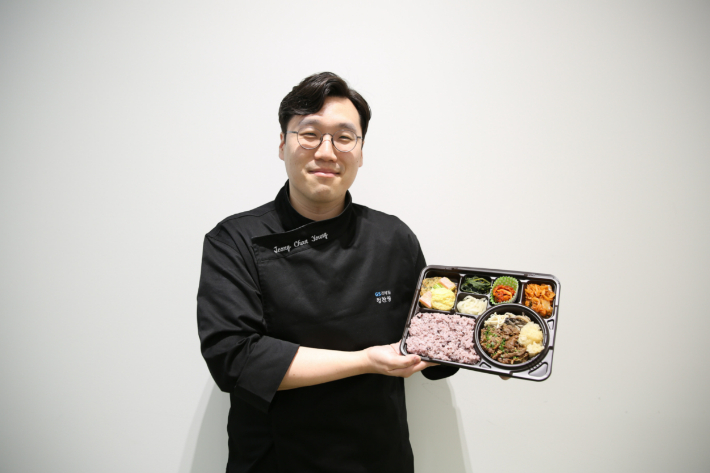 GS리테일 식품개발팀 연구원이 추석 소불고기 전골 도시락을 들고 있다. GS리테일 제공