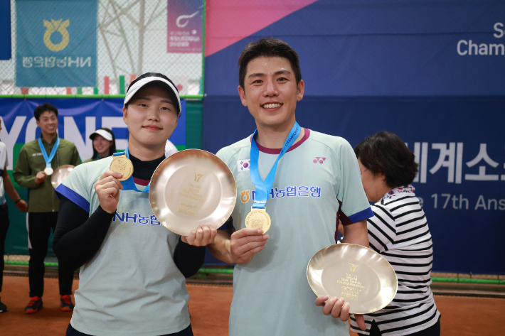 문혜경(왼쪽)과 김범준. 대한소프트테니스협회