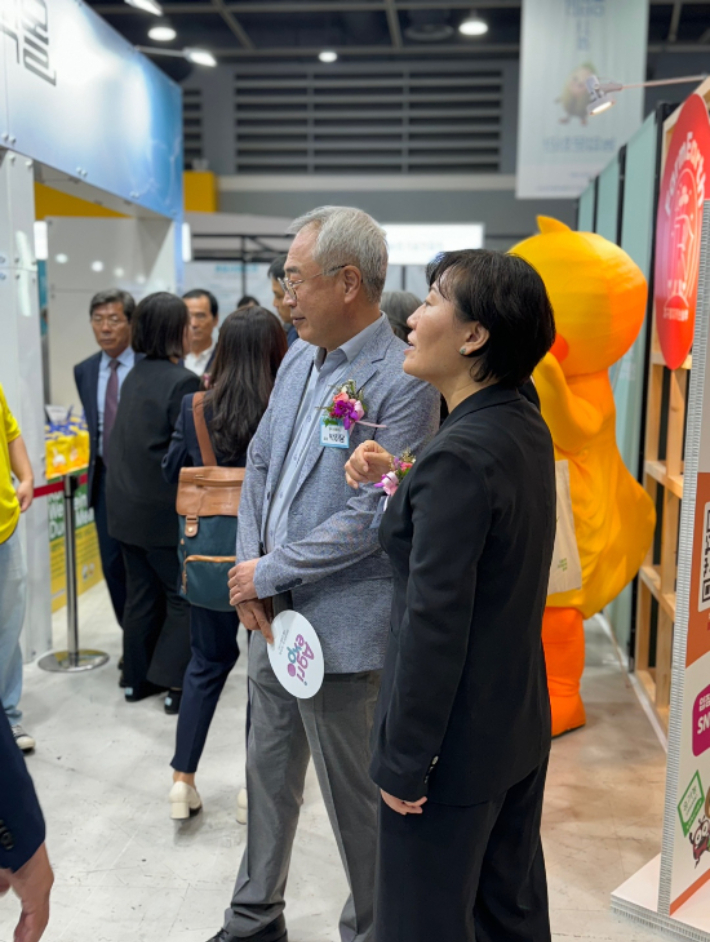 오리 행사 부스에 방문한 오리자조금관리위원회 박하담 위원장(왼쪽), 농림축산식품부 송미령 장관(오른쪽). 오리자조금관리위원회 제공
