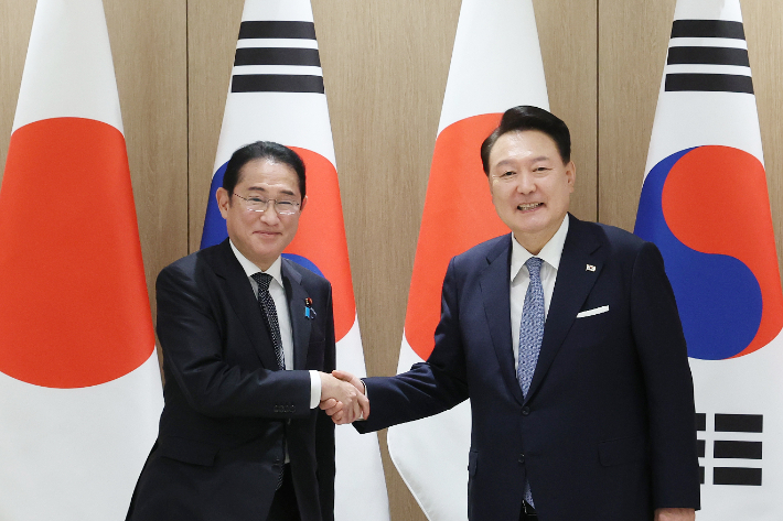 윤석열 대통령이 6일 서울 용산 대통령실에서 열린 한일 확대 정상회담에서 기시다 후미오 일본 총리와 악수하고 있다. 연합뉴스