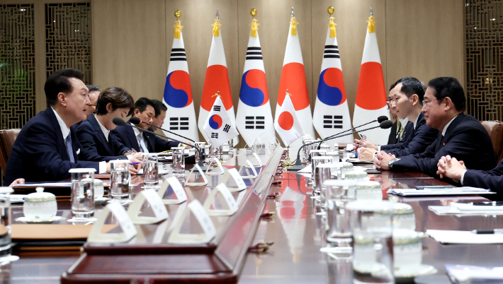 윤석열 대통령이 6일 서울 용산 대통령실에서 기시다 후미오 일본 총리와 한일 확대 정상회담을 하고 있다. 연합뉴스