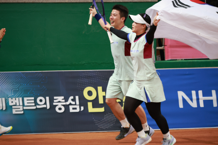 세계선수권 우승 확정 뒤 김범준과 문혜경이 태극기 세리머니를 펼치는 모습. 협회