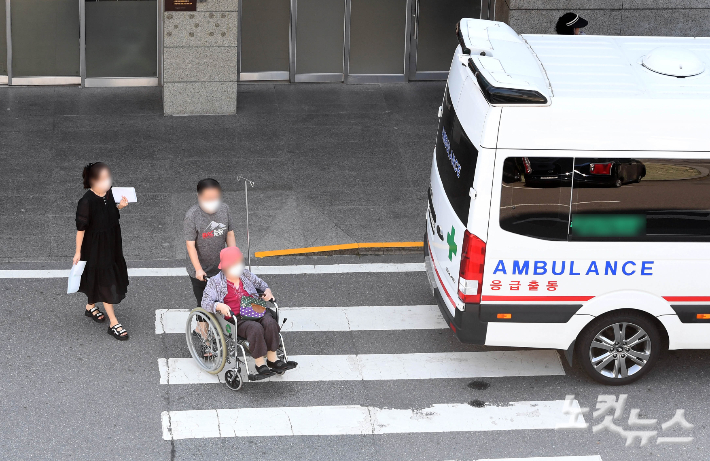 전국 곳곳에서 응급실 진료 중단이 현실화되고 있는 가운데 4일 서울 시내 한 대형병원 권역응급의료센터 앞으로 환자와 보호자가 지나가고 있다. 황진환 기자