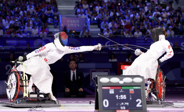 2024 파리 패럴림픽 휠체어 펜싱 여자 에페(스포츠등급 A) 은메달을 획득한 권효경(왼쪽). 대한장애인체육회