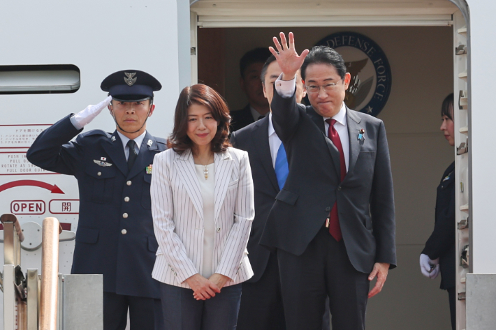 방한 일정을 마친 기시다 후미오 일본 총리가 부인 유코 여사와 함께 7일 오전 경기도 성남시 서울공항에서 전용기에 오르며 환송 인사를 향해 손을 흔들고 있다. 연합뉴스