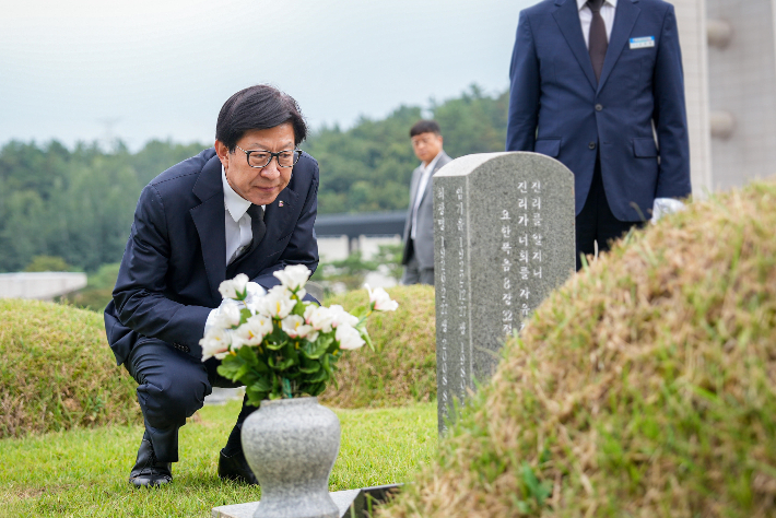 박형준 부산시장이 6일 국립5.18민주묘지 묘역을 둘러보고 있다. 부산시 제공