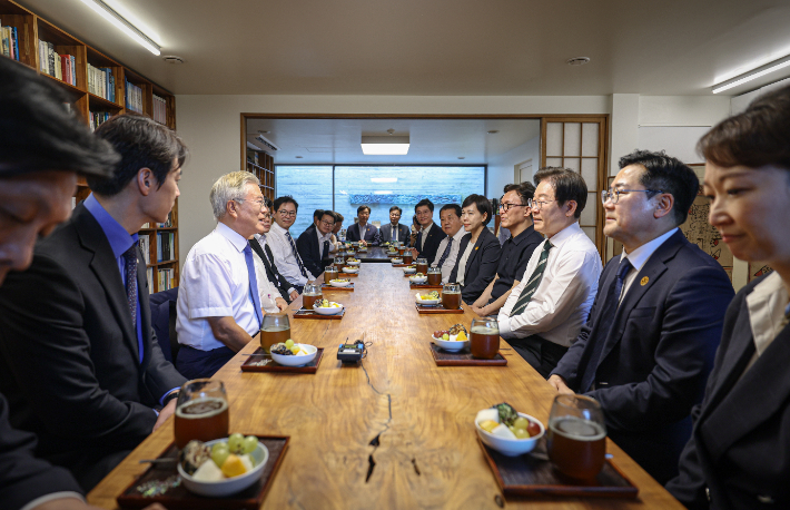 문재인 전 대통령 찾은 민주당 지도부. 더불어민주당 제공