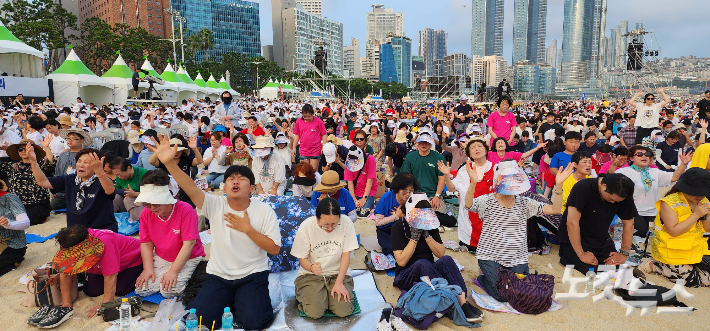 8일 오후 부산 해운대해수욕장에서 열린 9·8 해운대성령대집회에서 성도들이 기도하고 있다. 부산CBS