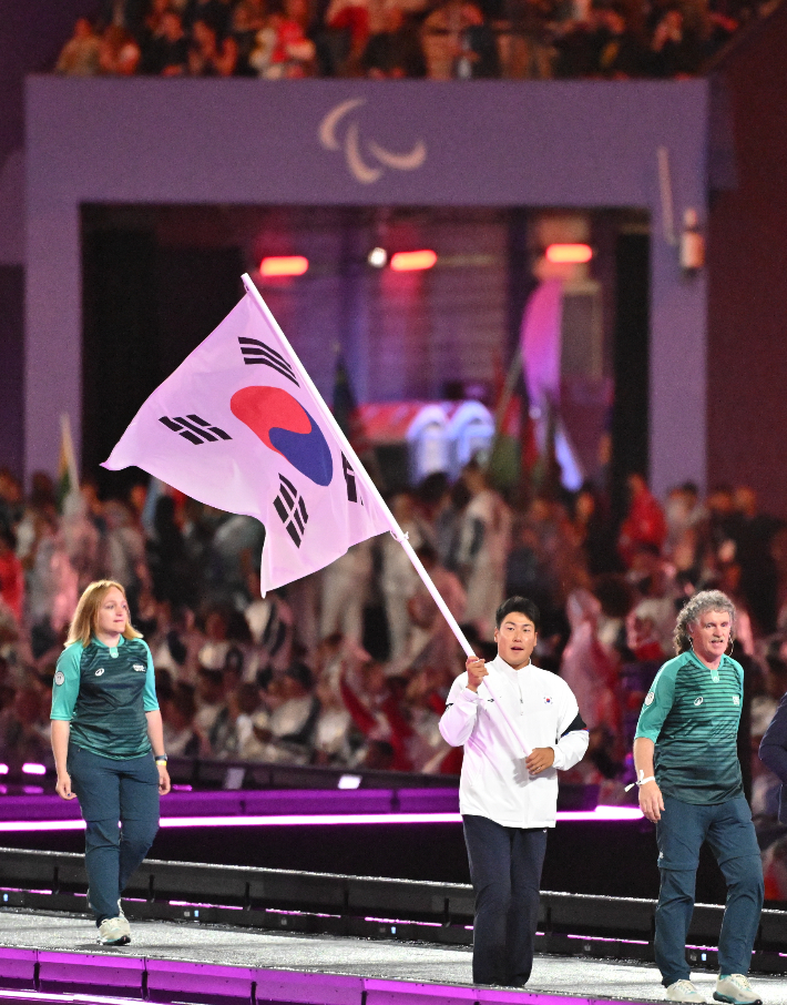 2024 파리 패럴림픽 폐회식에서 한국 선수단 기수로 나선 카누 최용범. 대한장애인체육회