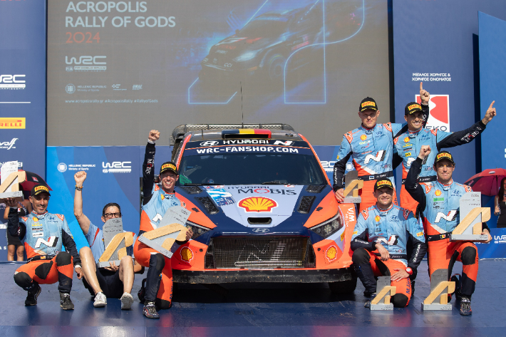2024 WRC 그리스 랠리에서 트리플 포디움을 달성한 현대 월드랠리팀 시상식 장면. 현대차 제공
