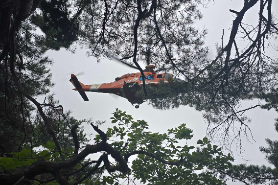 지난 8일 오후 11시 26분쯤 강원 화천군 동촌리 평화의댐 인근 야산에서 버섯을 따러 나선 60대가 낭떠러지에 추락해 숨졌다. 강원소방본부 제공.