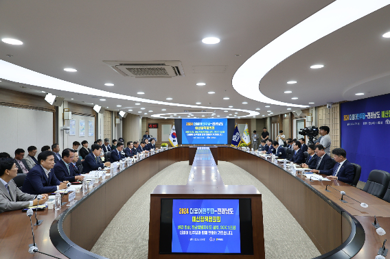 더불어민주당과 전라남도가 9일 예산정책협의회를 갖고 국회의 내년 정부예산안 심사 과정에서 전남의 핵심 현안 해결을 위한 내년도 국비 확보에 협력하기로 했다. 전남도 제공 