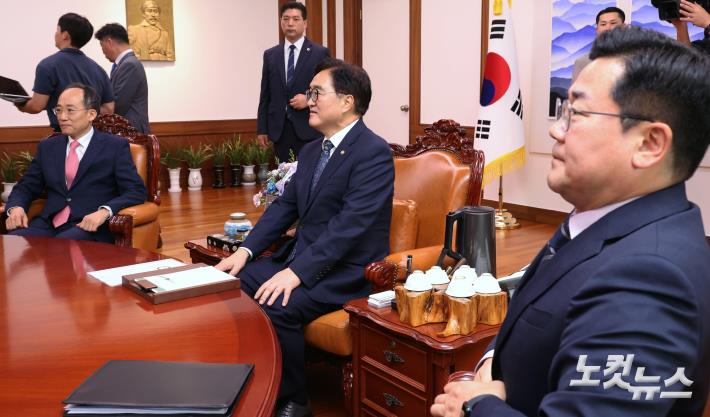우원식(가운데) 국회의장과 추경호(왼쪽) 국민의힘, 박찬대 더불어민주당 원내대표가 9일 오전 서울 여의도 국회에서 열린 여야 원내대표 회동을 위해 자리에 앉아 있다.