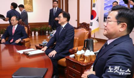 우원식(가운데) 국회의장과 추경호(왼쪽) 국민의힘, 박찬대 더불어민주당 원내대표가 9일 오전 서울 여의도 국회에서 열린 여야 원내대표 회동을 위해 자리에 앉아 있다.