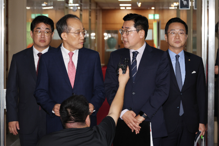  국민의힘 추경호 원내대표와 더불어민주당 박찬대 원내대표(오른쪽)가 9일 오전 서울 여의도 국회에서 우원식 국회의장과 여야의정 협의체 구성 등을 논의한 뒤 브리핑하고 있다. 연합뉴스