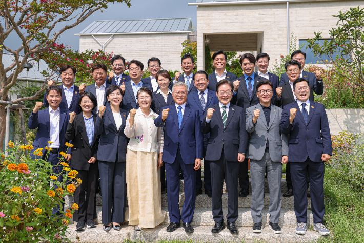 더불어민주당 이재명 대표를 비롯한 지도부가 8일 오후 경남 양산 평산마을 문재인 전 대통령 사저를 예방해 문 전 대통령 부부와 기념촬영 하고 있다. 더불어민주당 제공