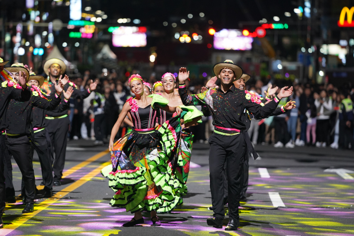 지난해 열린 천안흥타령춤축제 거리퍼레이드 모습. 천안시 제공